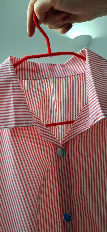 شومیز راه راه کره ای دکمه فلزی جنس نخی سایز فری رنگ سفید قرمز