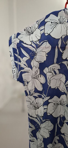 پیراهن سه دکمه نخی گل دار زمینه آبی نخی فری سایز