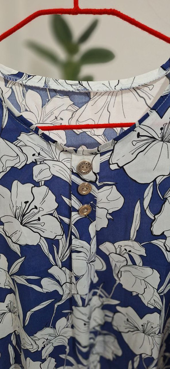 پیراهن سه دکمه نخی گل دار زمینه آبی نخی فری سایز