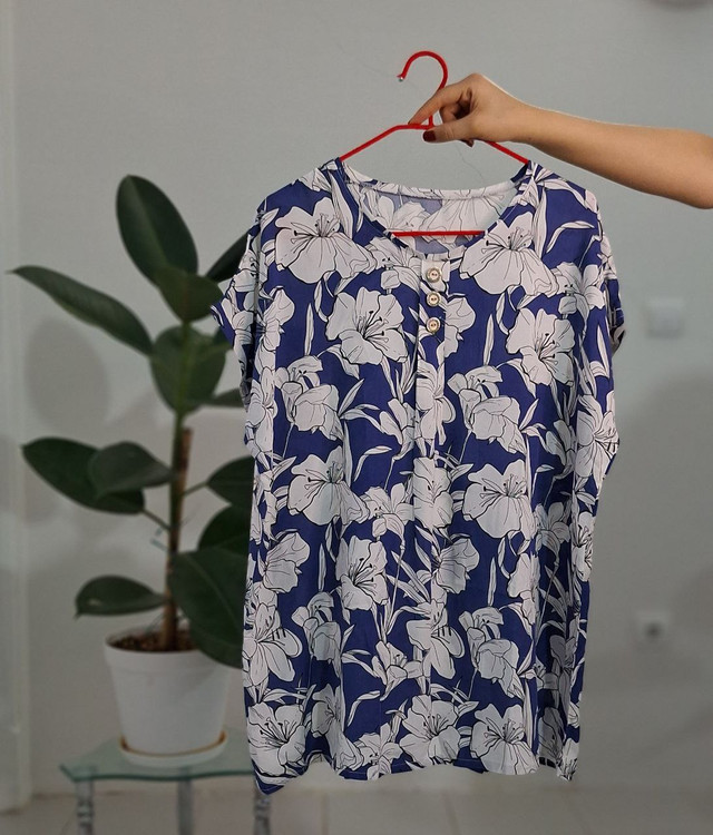 پیراهن سه دکمه نخی گل دار زمینه آبی نخی فری سایز