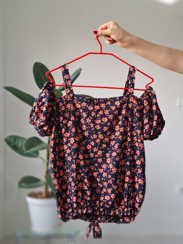 تاپ دوبند گل دار جنس نخی سایز xl رنگ زمینه مشکی گل های گلبه ای