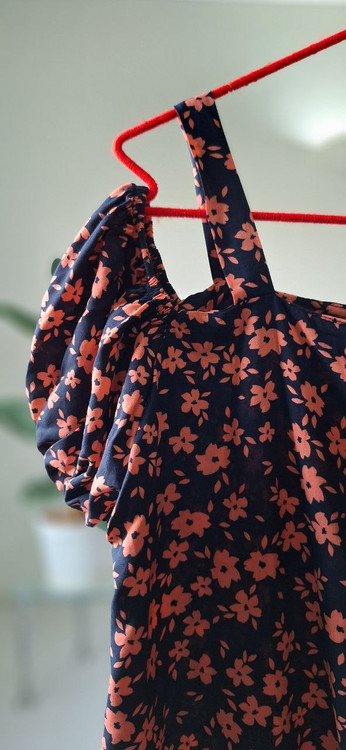 تاپ دوبند گل دار جنس نخی سایز xl رنگ زمینه مشکی گل های گلبه ای