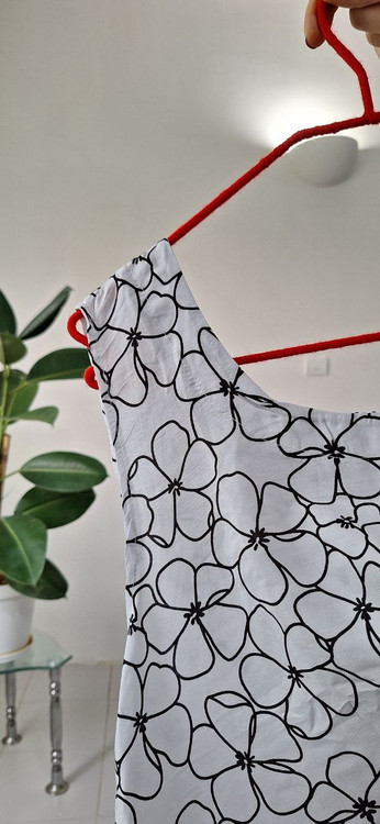 پیراهن طرحدار بلند جنس نخی سایز فری رنگ سفید و مشکی کار ترک